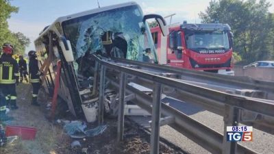 Grave incidente sull'A1 per un gruppo di turisti