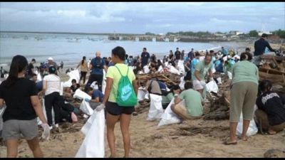 A Bali si ripuliscono le spiagge sommerse da un'ondata di plastica