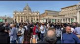Commozione e tristezza tra i fedeli a San Pietro per il Papa