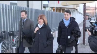 L'arrivo di Gisèle Pelicot fra gli applausi in tribunale