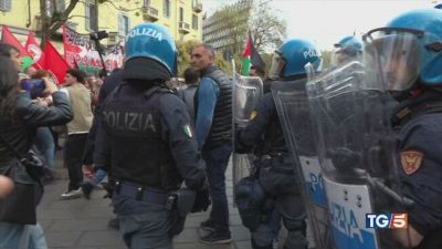 Follia a corteo pro Pal la solidarietà a Meloni