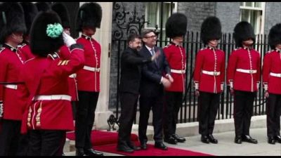 Zelensky da Burnham, gli applausi davanti a Downing Street