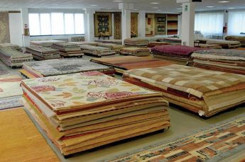 vasta esposizione di tappeti orientali e moderni