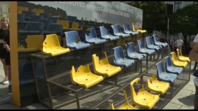 A Monaco esposti dei pezzi dello stadio di Kharkiv distrutto dai russi