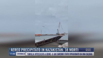 Breaking News delle 17.00 | Aereo precipitato in Kazakistan: 38 morti