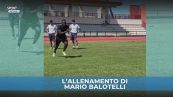 Balotelli a lavoro in campo: lo scatto dell'attaccante