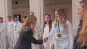 Meloni riceve gli atleti paralimpici: sorrisi, foto e la bandiera firmata