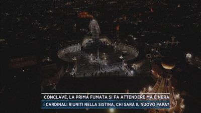 Conclave, la prima fumata si fa attendere ma è nera