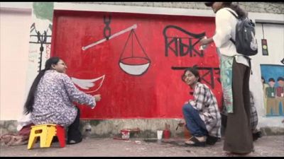 Bangladesh, studenti ridipingono i muri per cancellare il passato