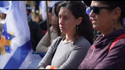 Tel Aviv, la folla in lacrime per la riconsegna degli ostaggi morti