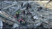 A Gaza crolla un palazzo di 6 piani, decine di dispersi