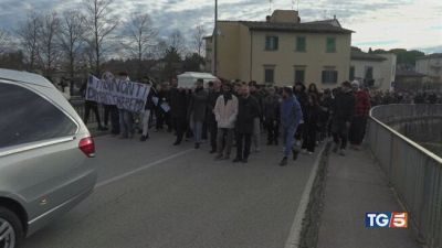 17enne ucciso, rissa a funerale