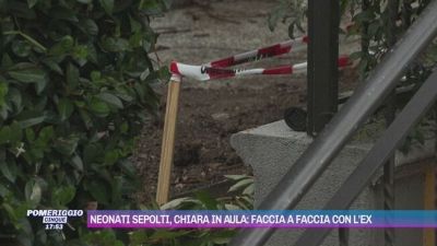 Neonati sepolti, Chiara Petrolini in aula: faccia a faccia con l'ex