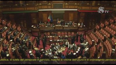 Dl sicurezza, protesta delle opposizioni: seduti a terra in aula