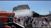 Caldo a Roma, al Colosseo cannoni nebulizzatori per turisti: "È dura"