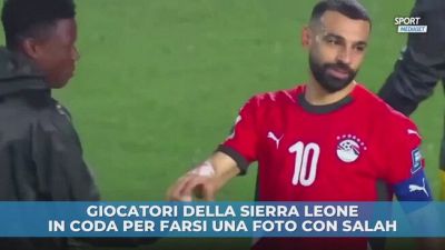 Giocatori della Sierra Leone in coda per farsi una foto con Salah