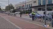 Aggredisce poliziotti col coltello: ucciso