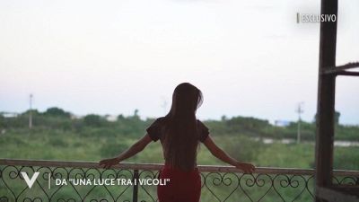 Maria Esposito legge alcune frasi tratte da "Una luce tra i vicoli"