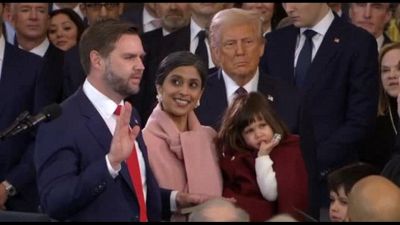 JD Vance giura come vice-presidente Usa con accanto moglie e figli