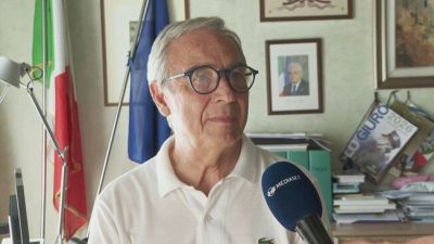 Scappano con l'auto rubata e vengono bloccati, già fuori