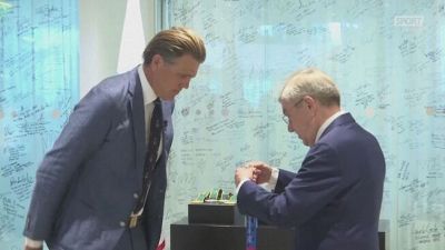 Bach consegna a Gary Hall una copia delle sue 10 medaglie olimpiche distrutte negli incendi a LA
