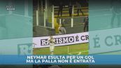 Neymar esulta per un gol ma la palla non è entrata