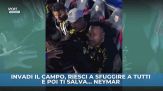 Ney coccola l'invasore di campo