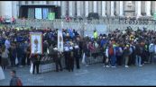 Piazza San Pietro si riempie di fedeli per Francesco