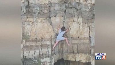 Bloccata sulla roccia per la foto da brivido
