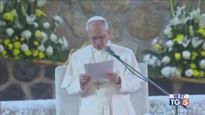 Il Papa dall'Africa: mondo distrutto dai tiranni