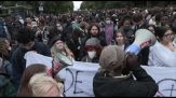 Studenti universitari manifestano a Parigi dopo la revoca del divieto