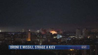Breaking News delle 21.30 | Droni e missili, strage a Kiev