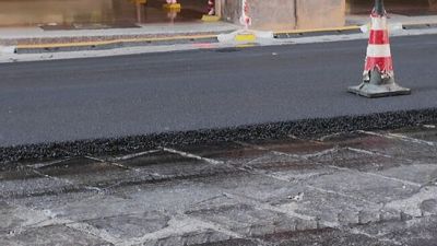 Bologna, il Comune ordina una colata d'asfalto sui basoli storici