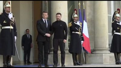 Ucraina, Zelensky a Parigi da Macron. Domani il vertice