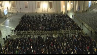 Parolin guida le preghiere per Papa Francesco in Piazza San Pietro