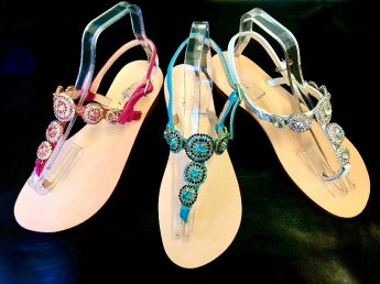 I nostri sandali Positano. Disponibili in vari modelli, colori e gioielli.