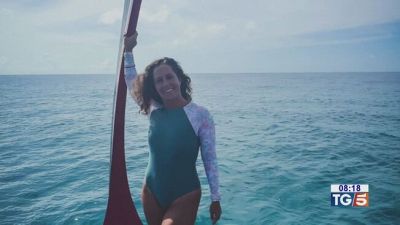 Surfista italiana muore trafitta da un pesce