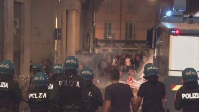 Guerriglia a Bologna per la morte del marocchino, feriti 64 agenti