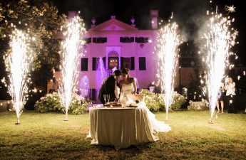 Spettacoli pirotecnici, fontane luminose per il taglio-torta ad un matrimonio