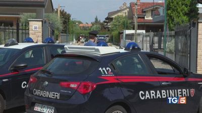 Stermina la famiglia "Vive in un mondo suo"