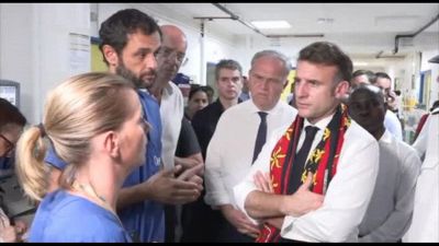 Macron a Mayotte incontra il personale medico in ospedale