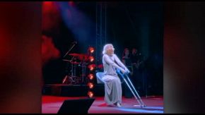 Noemi torna sul palco in stampelle dopo la brutta caduta