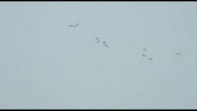Un aereo lancia aiuti umanitari sulla Striscia di Gaza