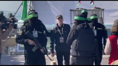 Hamas libera l'ostaggio israelo-americano Keith Siegel