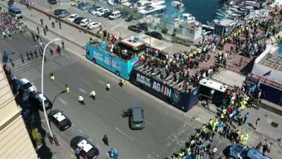 Napoli in tripudio: il pullman con lo scudetto sfila in città