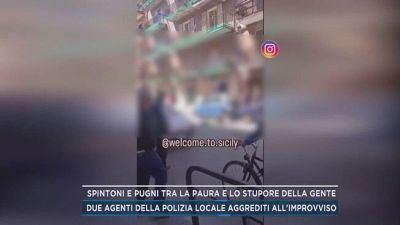 Spintoni e pugni tra la paura e lo stupore della gente