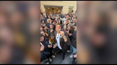 Sanremo, bagno di folla per Francesco Gabbani, suona in strada