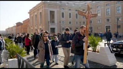 I pellegrini del Giubileo a Roma pregano per il Papa e la sua salute