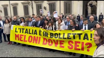 Flash mob M5S davanti a Palazzo Chigi contro il caro bollette