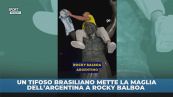 Un tifoso brasiliano mette la maglia dell'Argentina alla statua di Rocky
